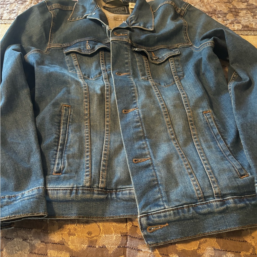 Authentic Levi’s men’s medium denim jacket. Never worn.